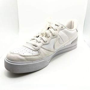 Nike White Tennis Shoe (Model 407992)